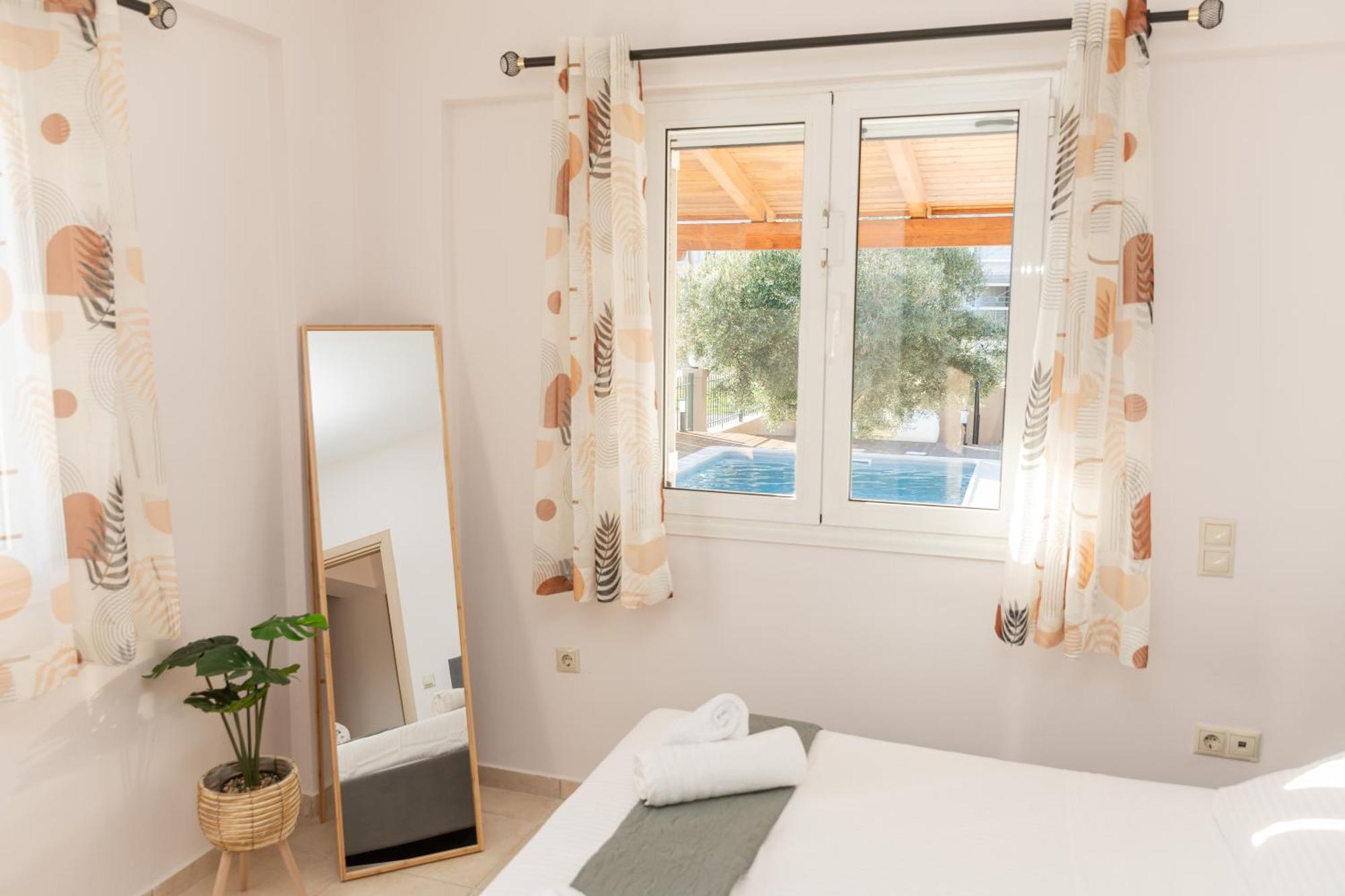 σπίτι με πισίνα δίπλα στο αεροδρόμιο. Villa *