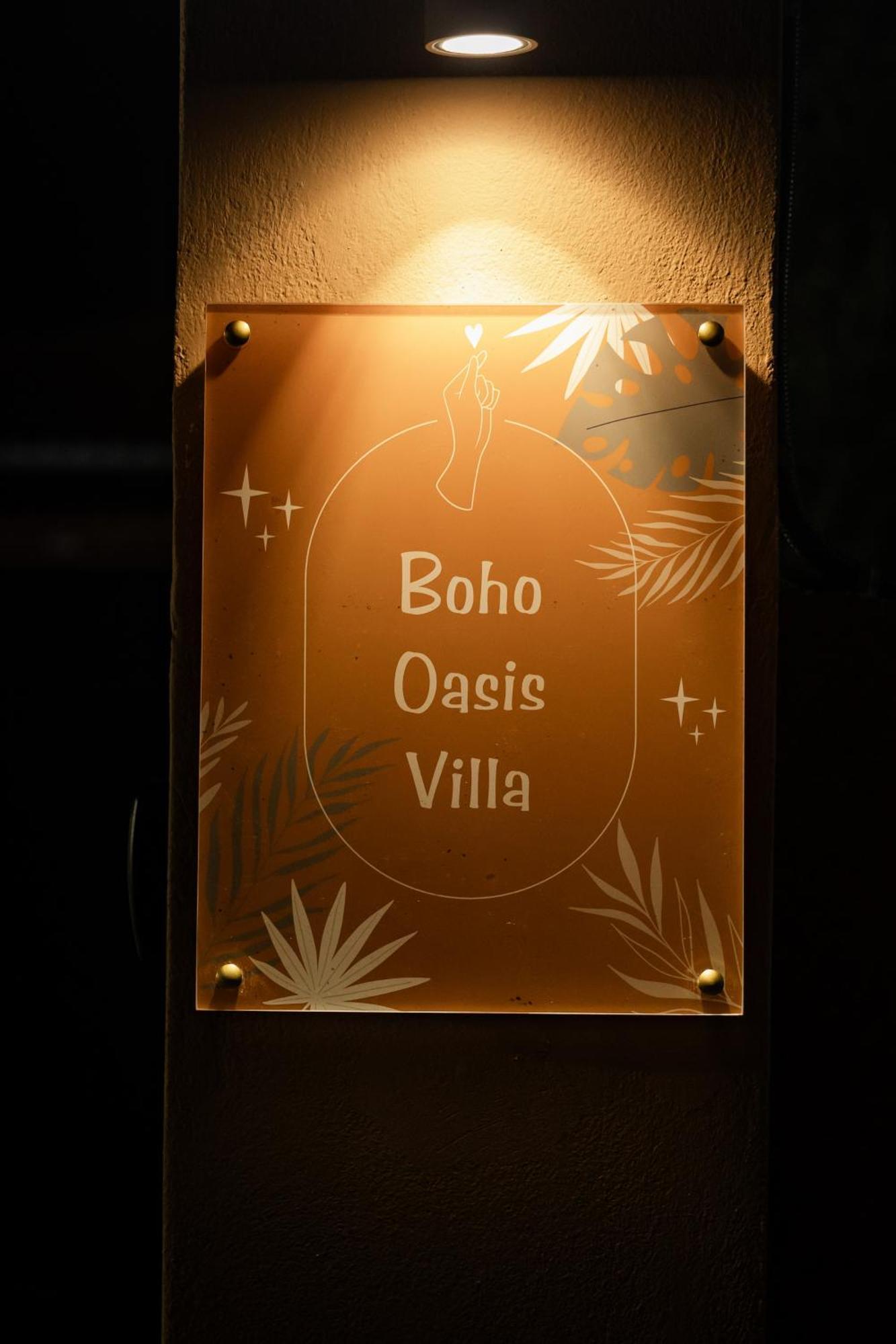 Villa σπίτι με πισίνα δίπλα στο αεροδρόμιο. *