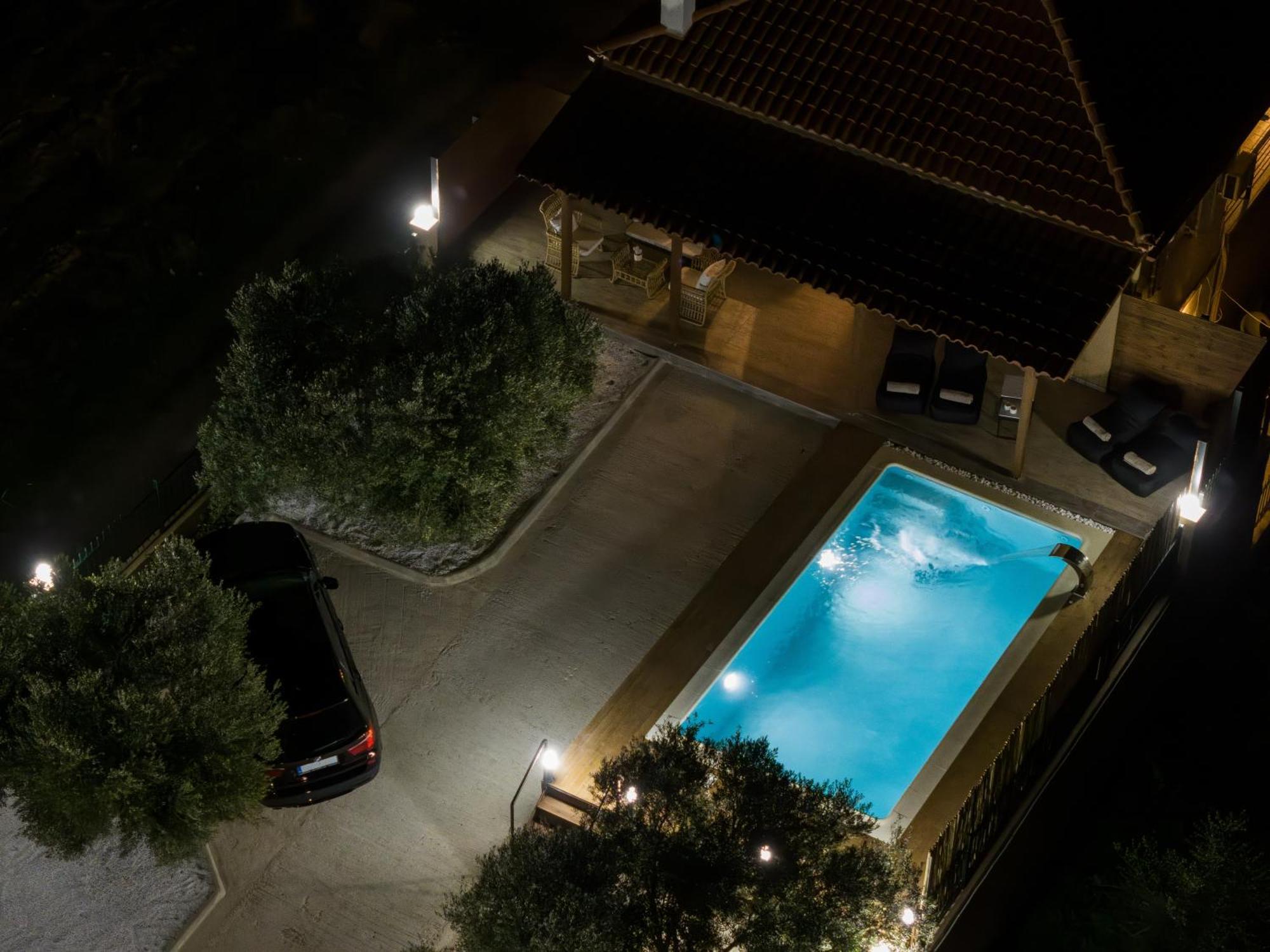 σπίτι με πισίνα δίπλα στο αεροδρόμιο. Spáta